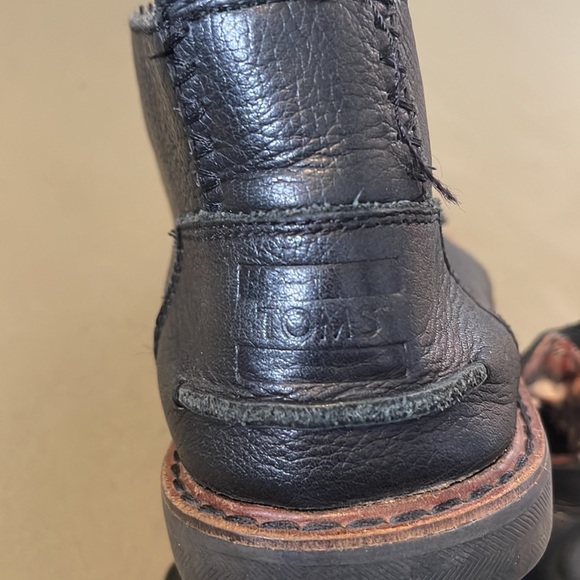 TOMS Authentic black color Leather size 8.5” Mens Shoes - Picture 3 of 16